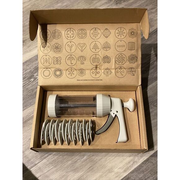 The Pampered Chef 1525 Cookie Press with 16 Discs - White - Picture 1 of 8